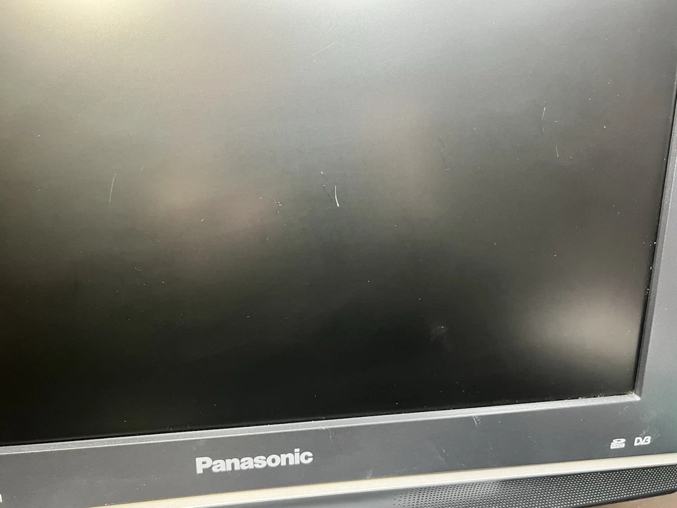 PANASONIC Viera TX-19LXD8 LCD TV With DVB Freewiew & SDHC Reader - No Remote - Image 3 of 4
