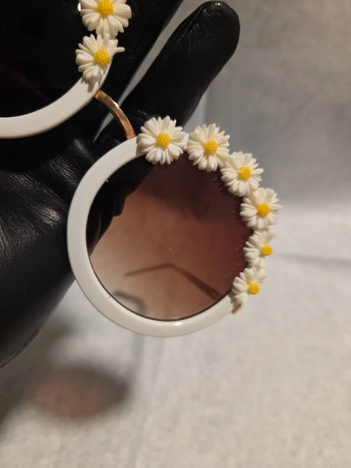 GAFAS DE SOL CIRCUS de Sam Edelman con flores de margarita adornadas Foto 3 de 4