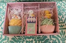 Cupcakes de Pascua de imitación bandeja en niveles de primavera decoración conejito cordero pollito golosinas dulces