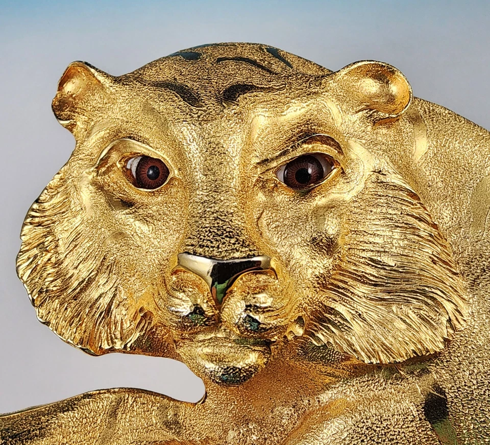 Fivela de cinto de tigre vintage Christopher Ross acabamento dourado 24K olhos de vidro grande 1991 - Imagem 2 de 4