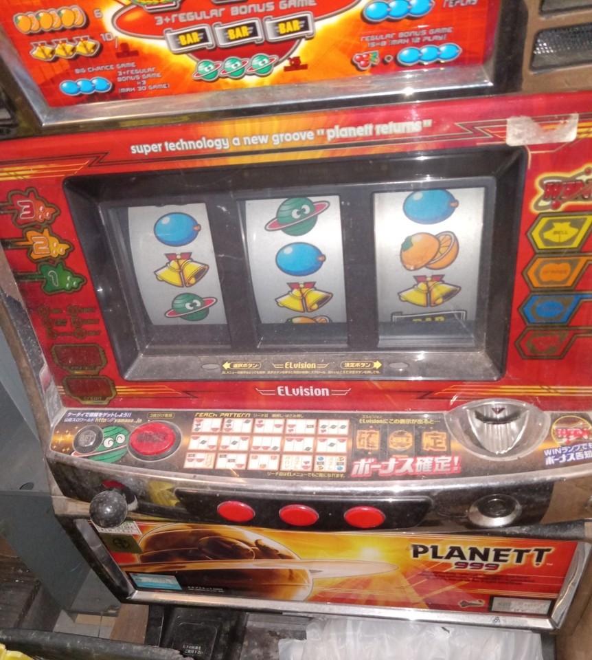 VINTAGE YAMASA JAPANESE PACHISLO PLANETT 999 SLOT MACHINE WITH TOKENS ...