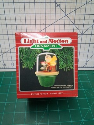 Vintage 1987 Hallmark Keepsake Perfect Portrait Santa Light & Motion Ornament A7