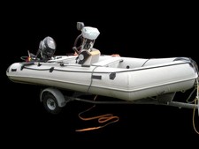 schlauchboot mit motor und trailer