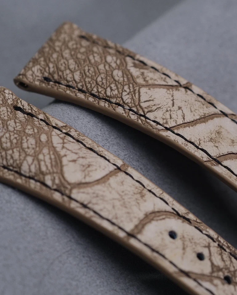 Correa de reloj hecha a mano de cuero con piel de patas de avestruz marrón de madera Foto 3 de 4