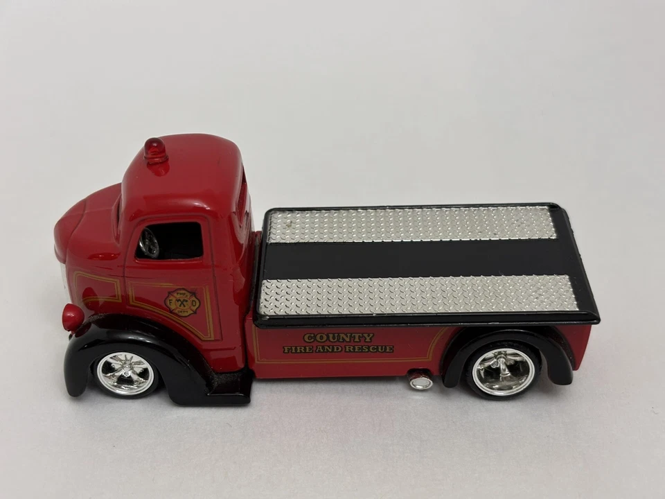 JADA 2011 BADGE CITY HEAT '47 福特 COE COUNTY 火灾和救援 滑床 红色 — 第 2/4 张图片