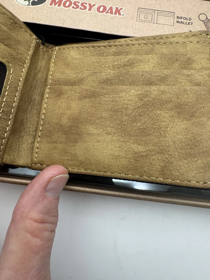 New With Gift Box Mossy Oak Embossed Bi-Fold Wallet & Engraved Key Chain - Image 3 of 4