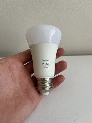 Philips Hue E27 White and Color Ambience Smart Colour Leuchtmittel - 806 Lumen