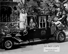 "THE MUNSTERS" CAST FROM THE TELEVISION SHOW - 8X10 PUBLICITY PHOTO (DA-511)