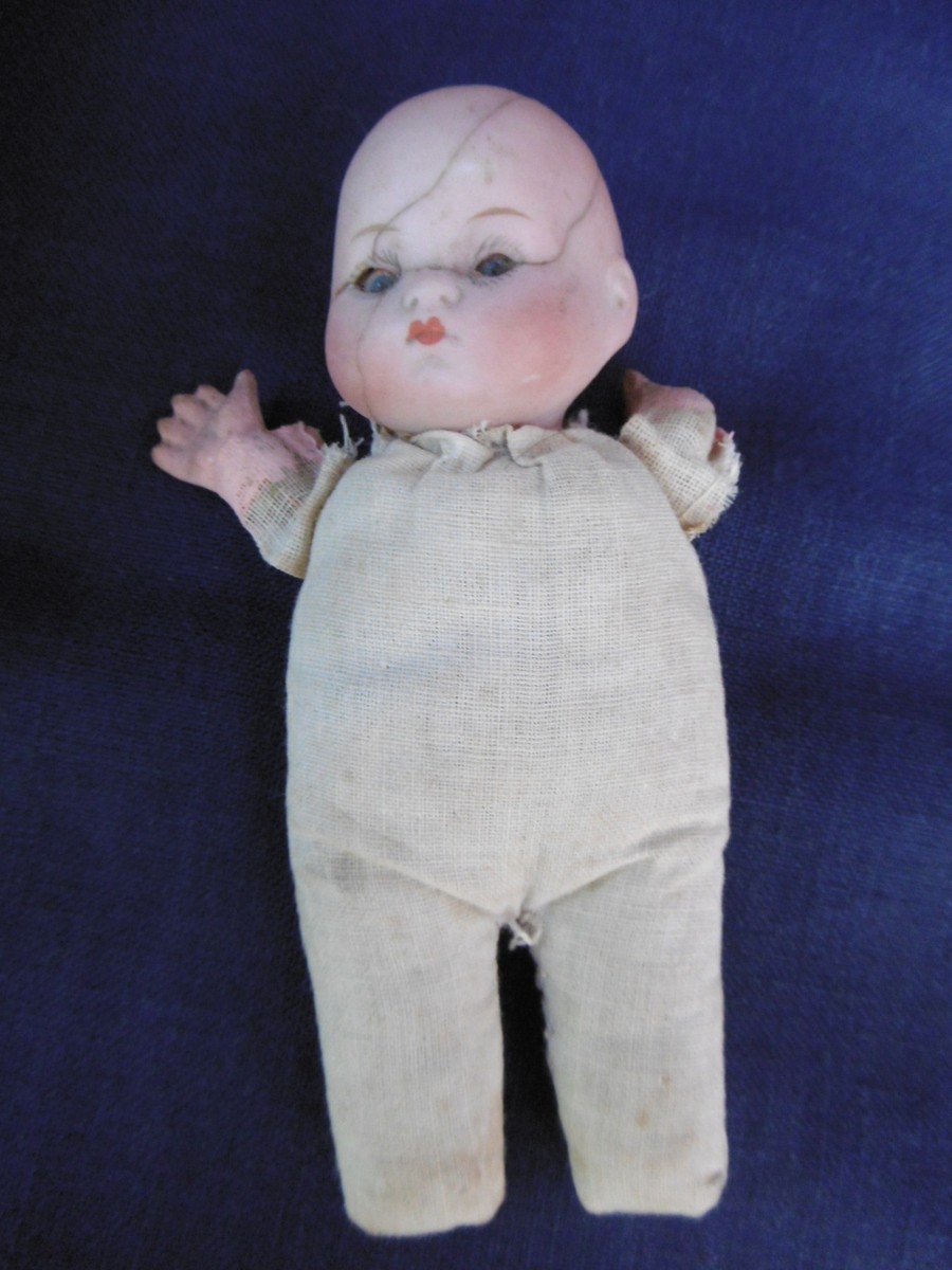 PETIT POUPON ARMAND MARSEILLE TETE BISCUIT ACCIDENTEE DANS SON PANIER/ BERCEAU