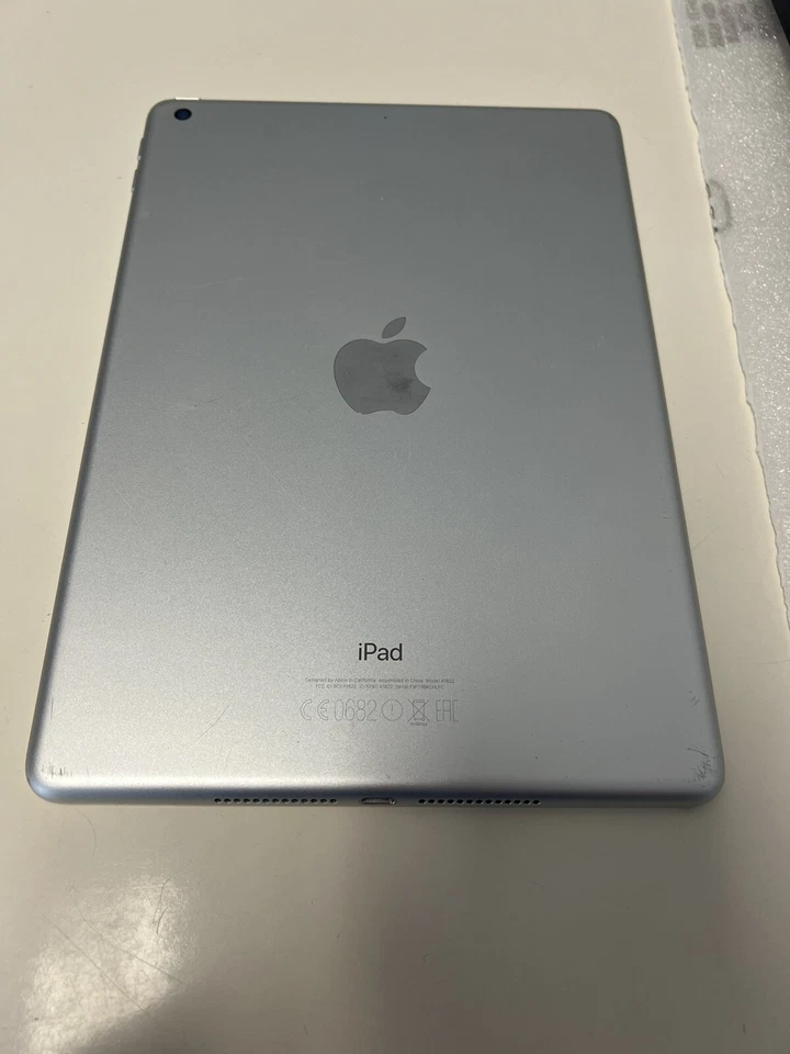 Apple iPad (5th generation) · 32GB · Wi-Fi, foto 2 di 3