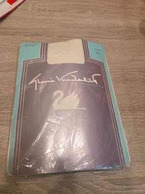 Gloria Vanderbilt Vintage White Size Ample Sheer Support Pantyhose 155-200 Lbs