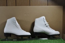 CCM Pirouette skate size 10 USA womens ice figure skates VGC #222