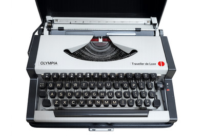 Olympia Traveller de Luxe Portable Manual Typewriter Vintage German Classic