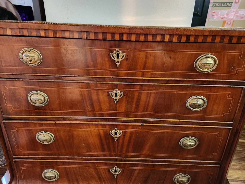 Cômoda de mogno Edwards and Roberts Regency (do estado de Lord Richard Acton) - Imagem 3 de 4