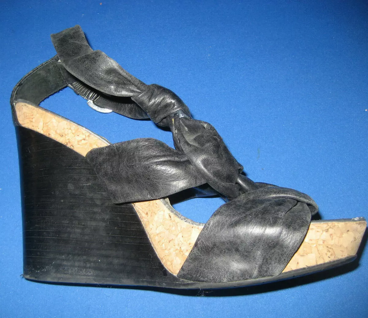 Bcbg black wedges top