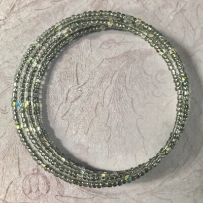Graue & klare kleine Perlen mit gelben und blauen Flecken, Memory Armband 