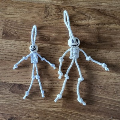 2 Makramee Halloween Skelett Figuren. 2 Größen. Hängedeko. Handarbeit.