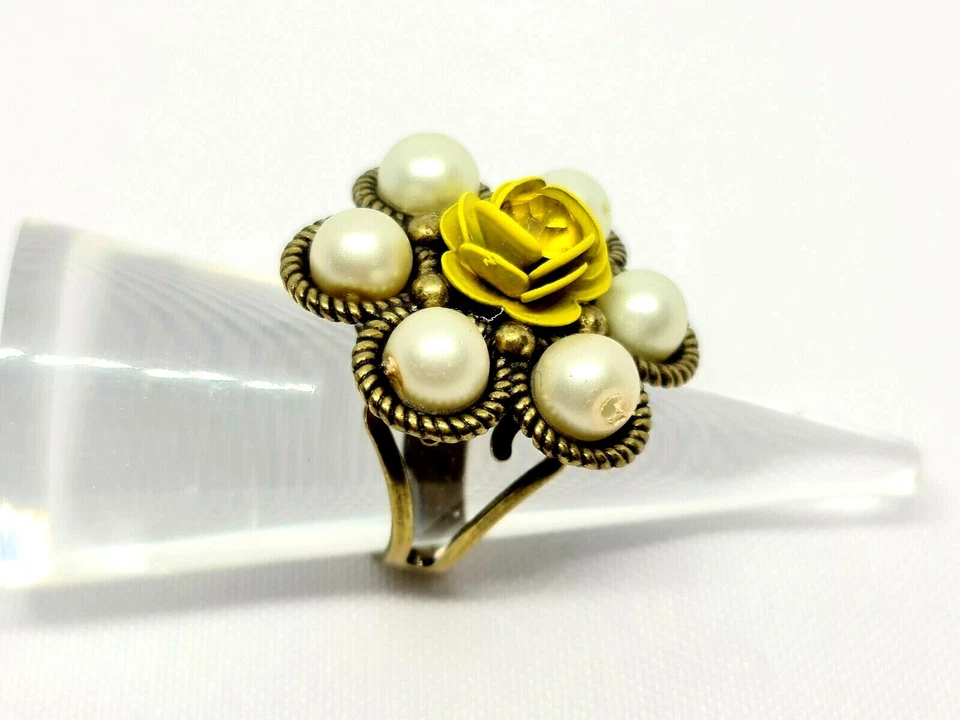 Precioso anillo de flores amarillas con incrustaciones de flores brillantes de Michal Negrin. Foto 4 de 4