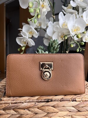 Michael Kors Geldbörse Portemonnaie mit Vorhängeschloss hellbraun Leder umlaufender Reißverschluss 