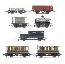 HORNBY 'OO' GAUGE RAKE OF 7 ASSORTED WAGONS & 4-WHEEL COACHES