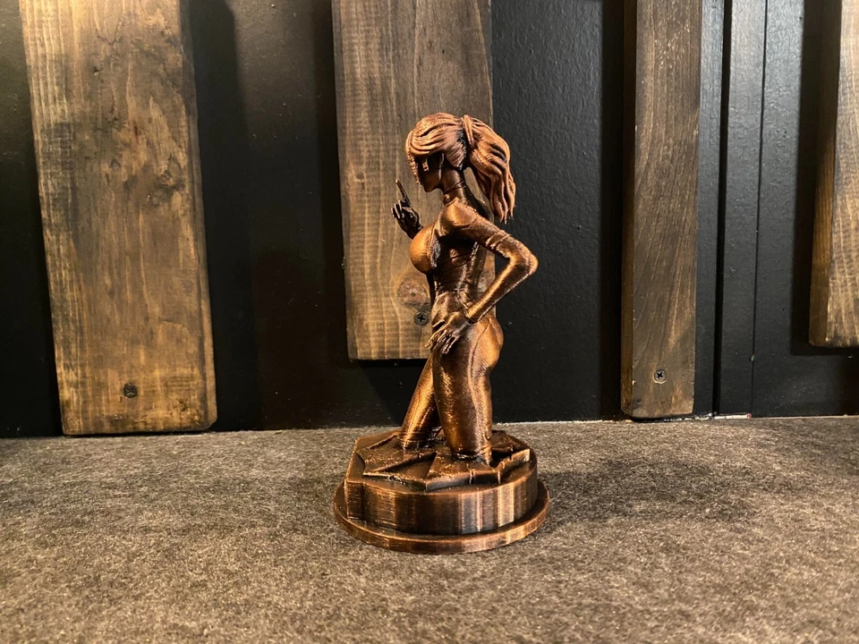 Estatua Resident Evil Claire Redfield en cobre vintage 6 pulgadas de alto Foto 3 de 4