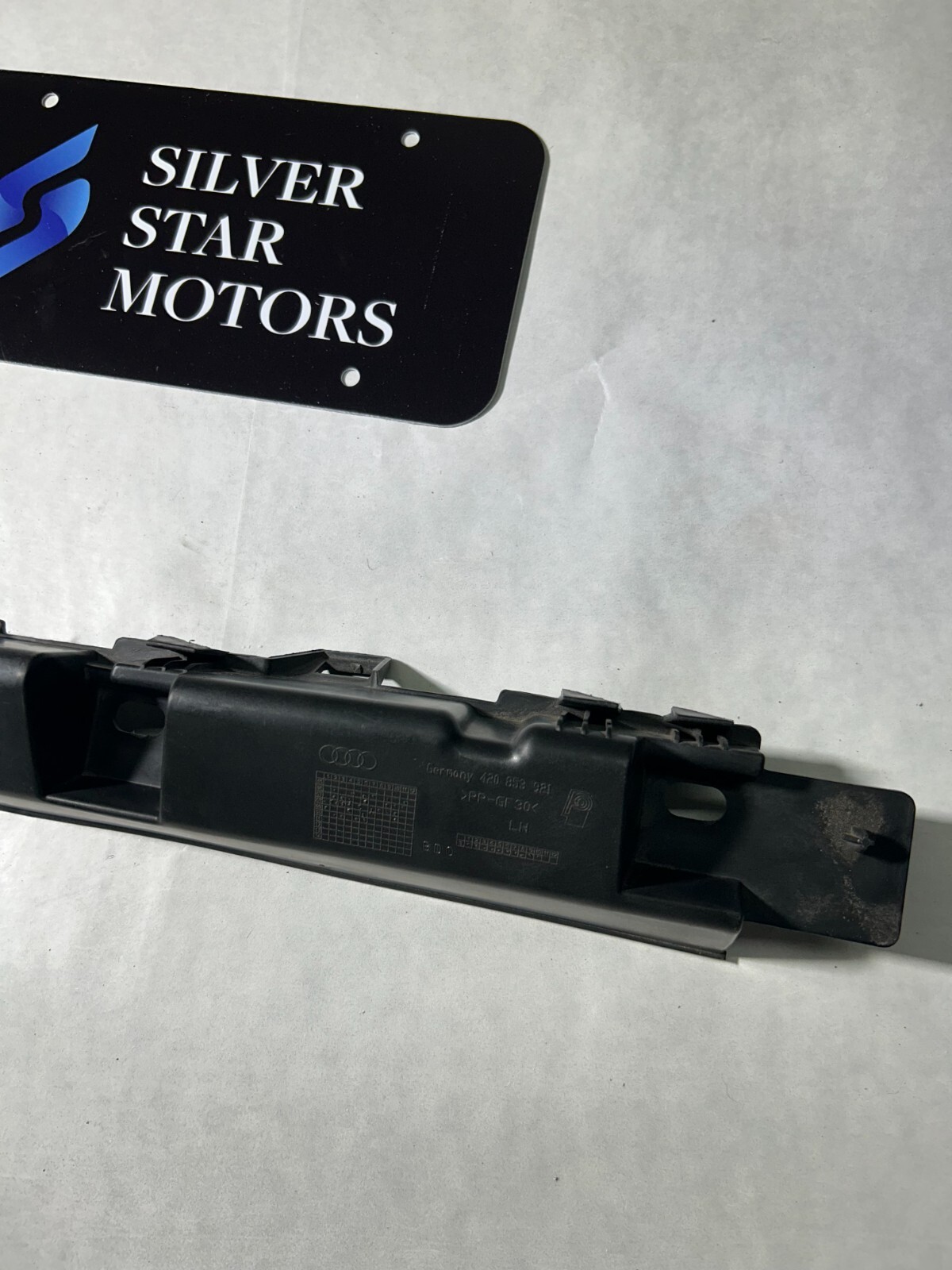 AUDI R8 COUPE OEM LEFT Front SIDE Skirt Rocker Panel Mount Bracket 420853921