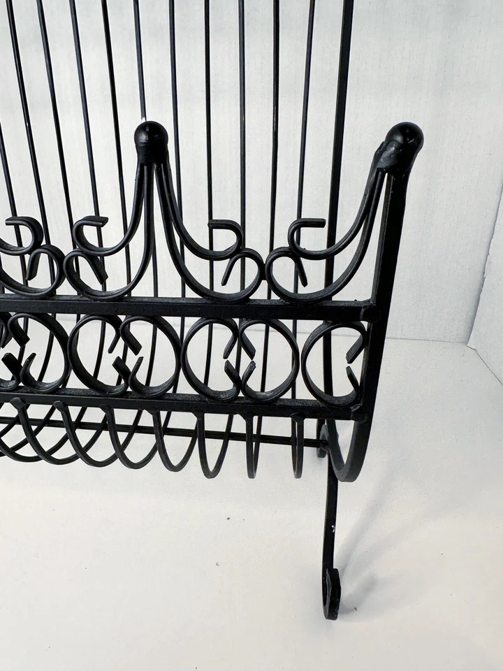 Revista vintage de hierro forjado ornamentado negro, toallero, soporte para troncos Foto 4 de 4