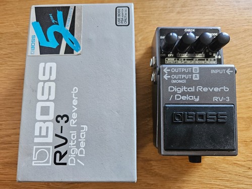 Boss RV-3 Digital Reverb Delay Vintage Gitarre FX Pedal mit Box