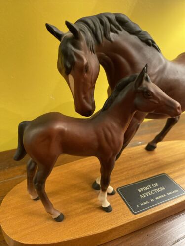BESWICK “SPIRIT OF AFFECTION” Horse/Mare & Foal Matt Figurine On Wooden Plinth - Picture 4 of 9