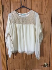 Maurices Top Medium EUC Ivory 