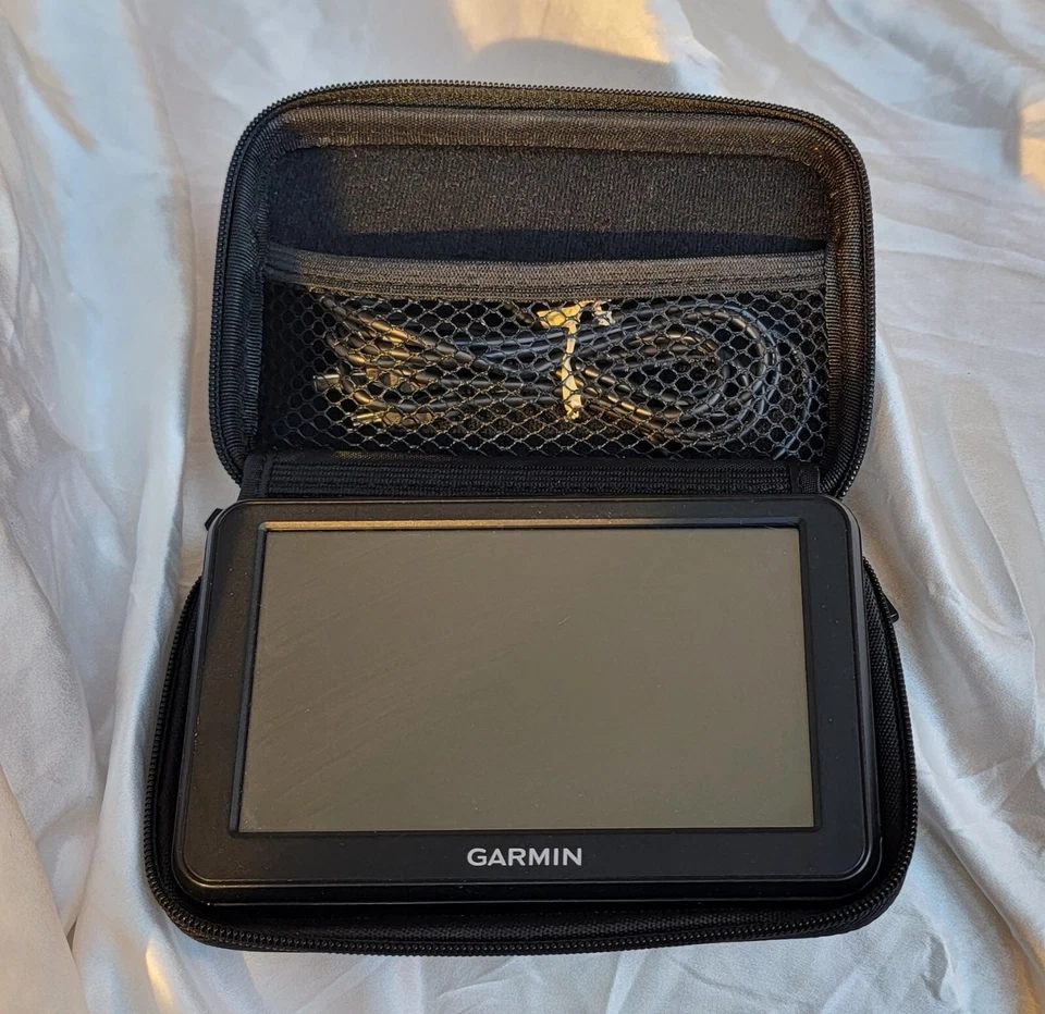 Mountable Garmin NÜVI50LM GPS w/USB cable and Carrying Pouch- Black - Image 2 of 2