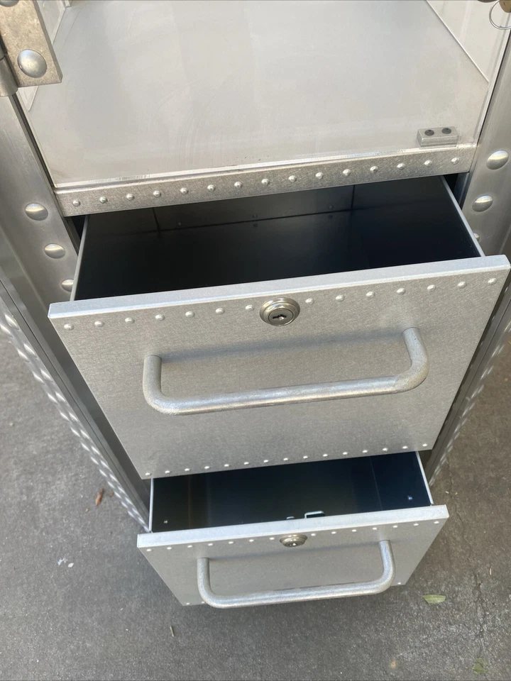 Vitrina Oakley de aluminio vintage 1995-99, diseño X metal 6'- 2 cajones Foto 2 de 4