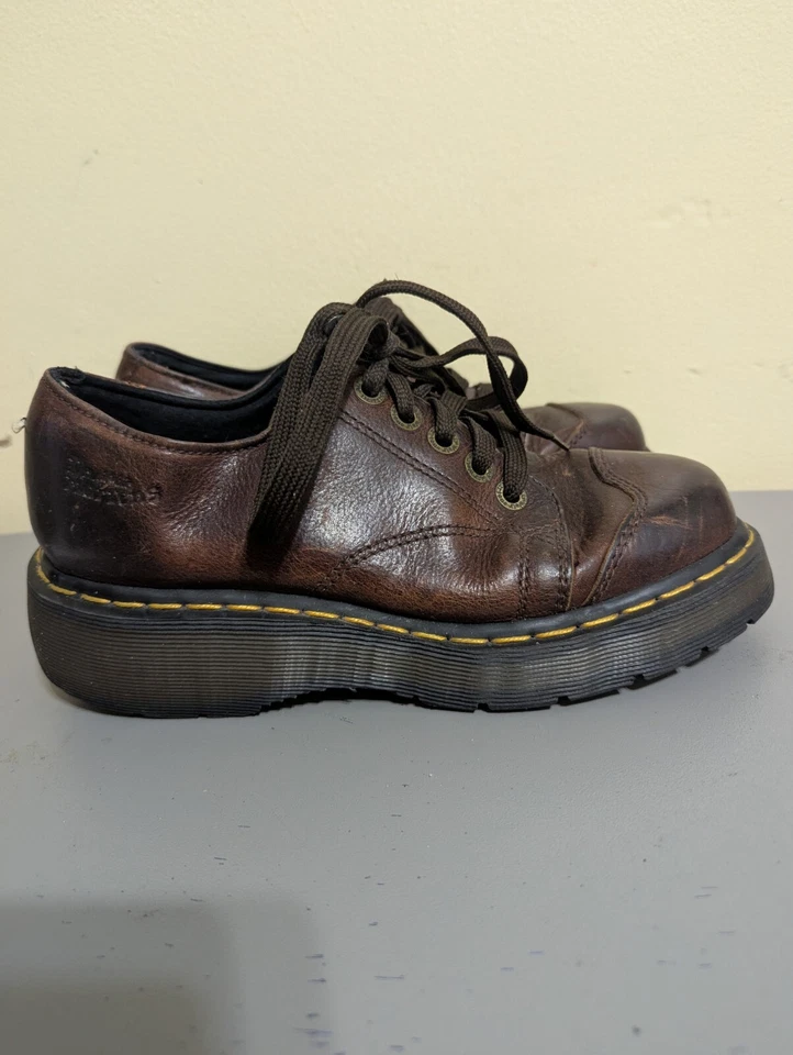 Botas con cordones Dr Martens Saxon 8551, talla 7 EE. UU., talla 6 del Reino Unido. Hecho en Inglaterra. Foto 2 de 4