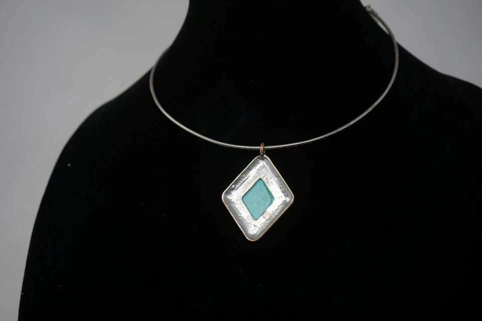 Gargantilla colgante en forma de diamante con collar de piedra Howlita turquesa Maire Foto 3 de 4