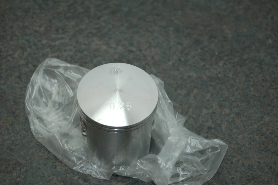 NOS 正品铃木 12110-14111-025 手枪 0.25 超大号 RM125 1981-1983 工厂 — 第 3/4 张图片