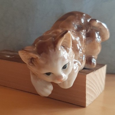  Formano Katzenfigur niedliches nach unten kletterndes braunes Kätzchen 