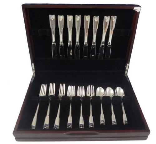 Colonial Theme by Lunt Sterling Silver Flatware Set For 8 Service 32 Pieces