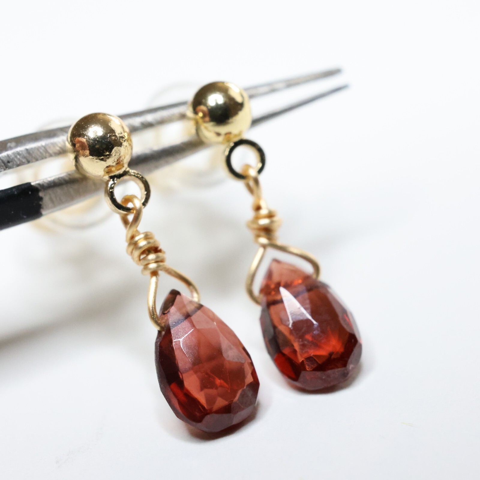 Offrez des boucles d'oreilles grenat et argent artisanal 2067, le cadeau précieux idéal