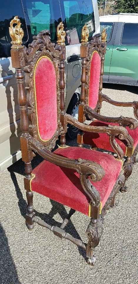 Paire de fauteuils anciens, sculptés en noyer - Photo 3/4