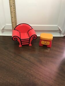 2001 Mattel Blues Clues 3” Plastic Thinking Chair & Side table w/drawer