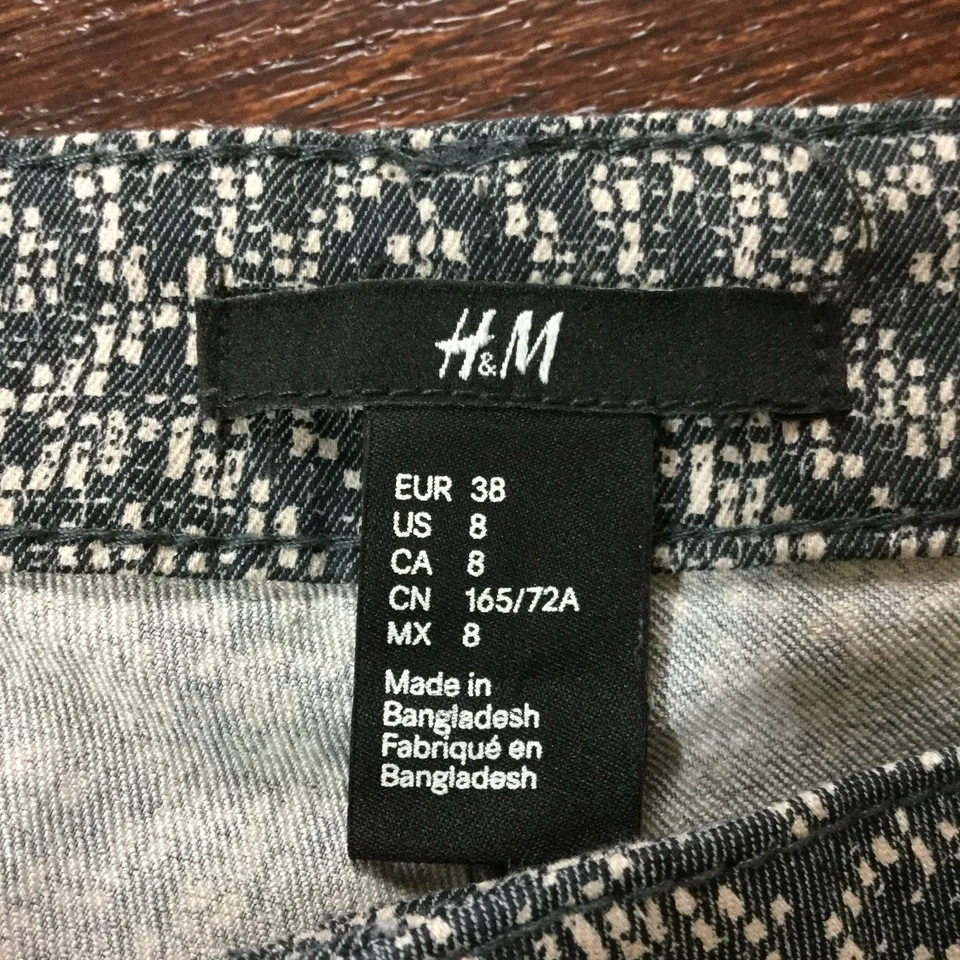 Pantalones para mujer H&M ajustados de pierna tiro medio blanco y negro con estampado de argyle cintura 8 28 Foto 3 de 4