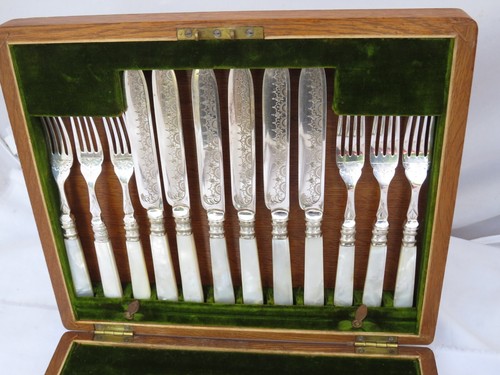 24 PIECE SILVER PLATE & CARVED MOTHER OF PEARL DESSERT CUTLERY SET WOOD CASE - 第 4/16 張圖片