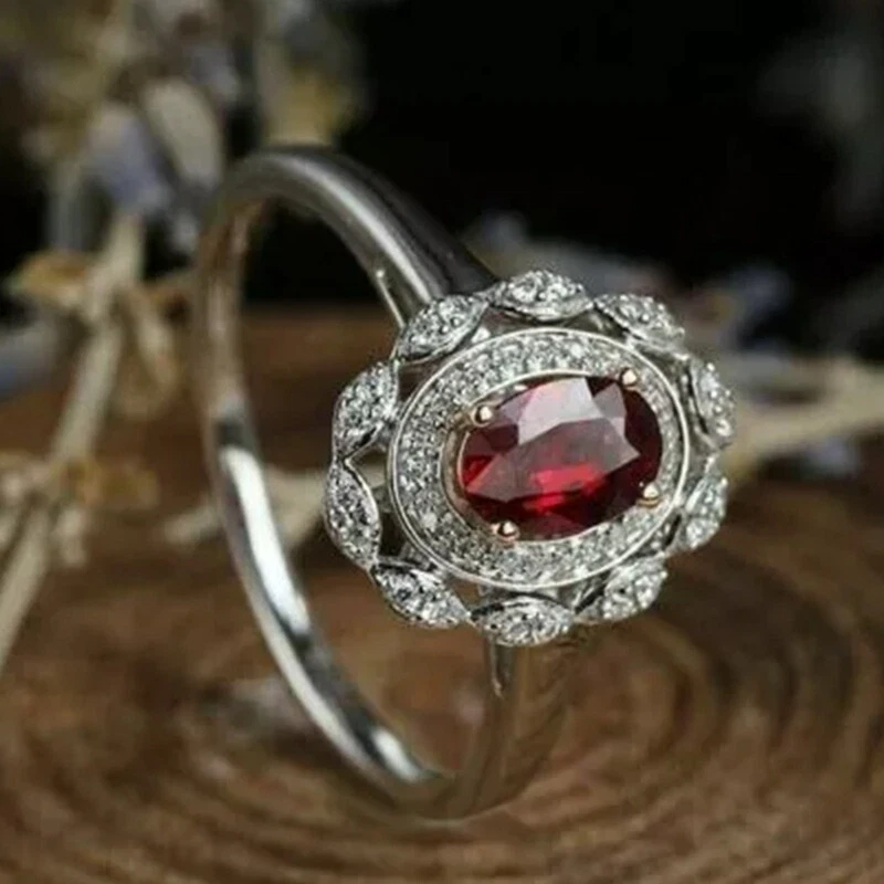 Anillo de compromiso para mujer con halo de granate rojo corte ovalado de 2,20 quilates acabado en oro blanco de 14 quilates Foto 3 de 4