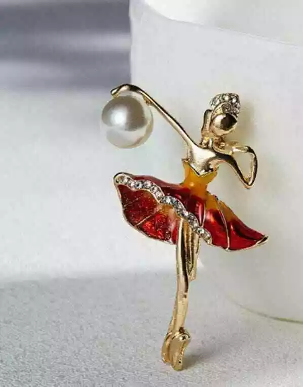 Brooch vs broach deals