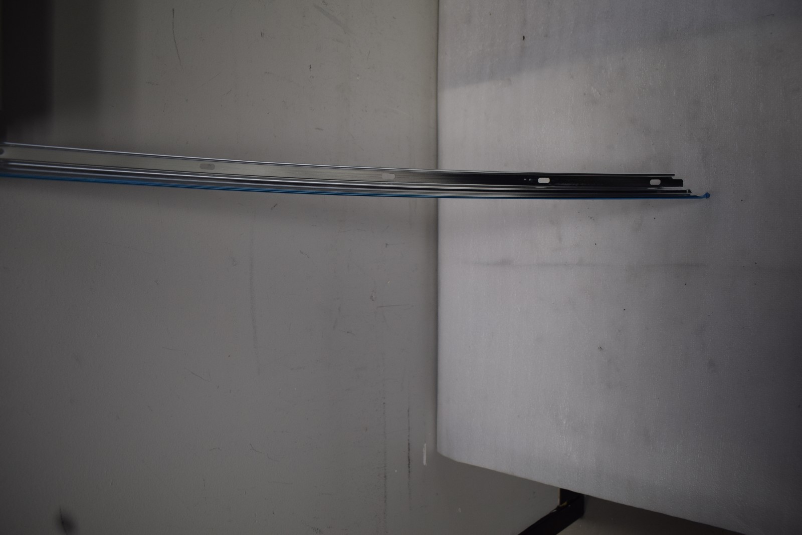 2017 MASERATI LEVANTE LEFT SIDE PROFILE MOLDING 