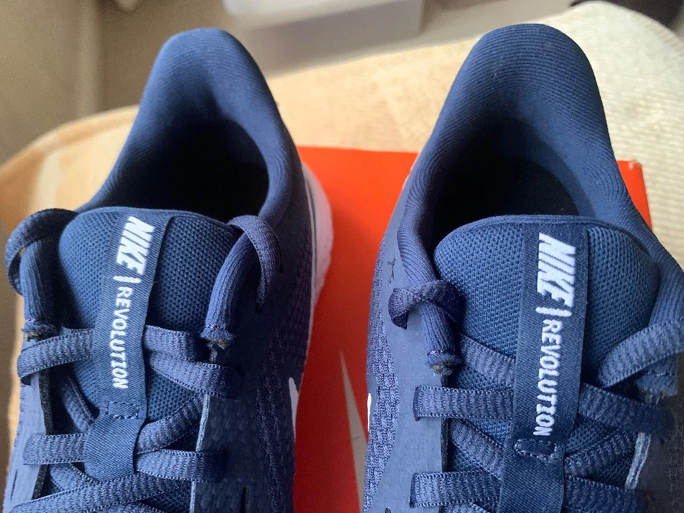 LADIES NIKE REVOLUTION TRAINERS SIZE 3.5 NAVY - Image 4 of 4