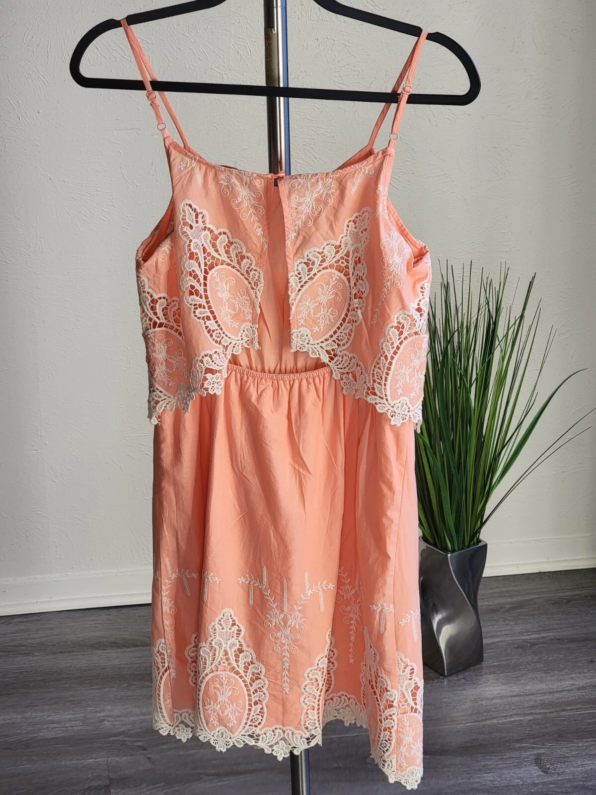 OFF WHITE Abito donna corto pomodoro volante cotone pesca bianco sporco con accenti di pizzo. Taglia S