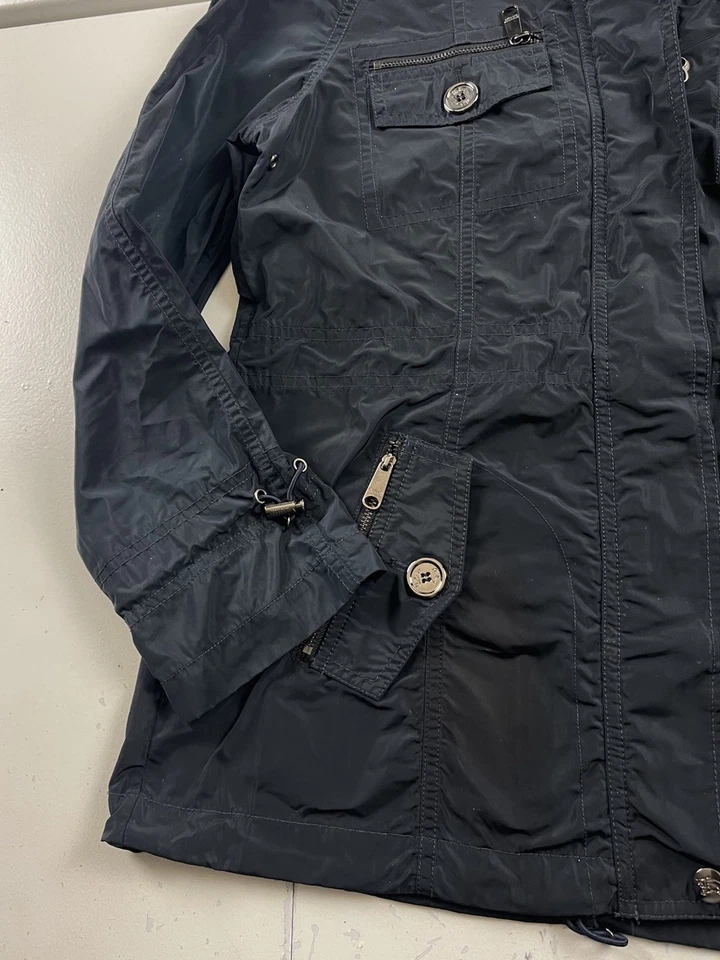 Chaqueta parka de nailon Burberry Blue Label Mountain para mujer talla pequeña negra con capucha Foto 3 de 4