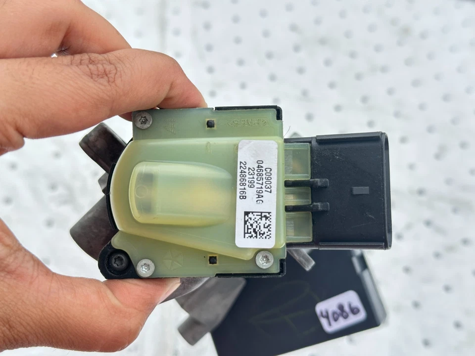 Jeep Liberty 2008-2012 bloqueo de encendido con llave e inmovilizador OEM 05026071AQ Foto 4 de 4