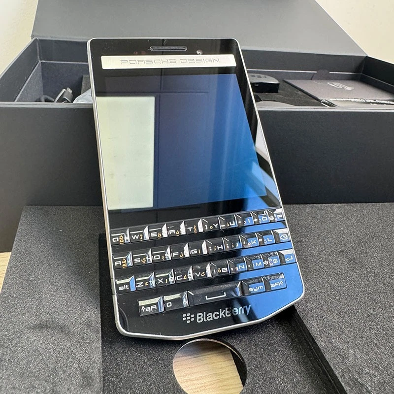 Blackberry Porsche Design P'9983 Carbon Fiber 64GB Unlocked 4G Phone+Retail BOX - Image 4 of 4